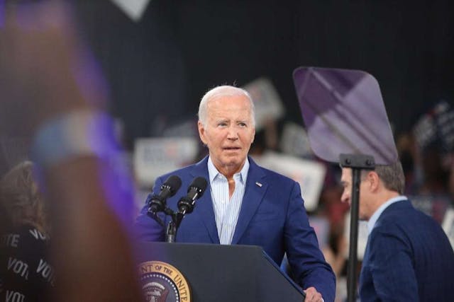 Bătrânul Biden, pe făraș? Finanțatorii democrați îi dau șuturi în fund