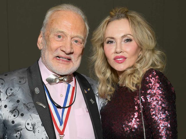 Buzz Aldrin, bătrânul astronaut cu o inimă tânără pentru o româncă!