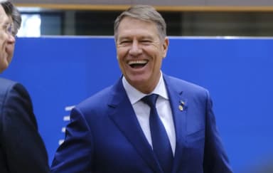 Președintele Iohannis și Demisia Care Nu Va Fi: O Comedie Politică în Acte Constituționale