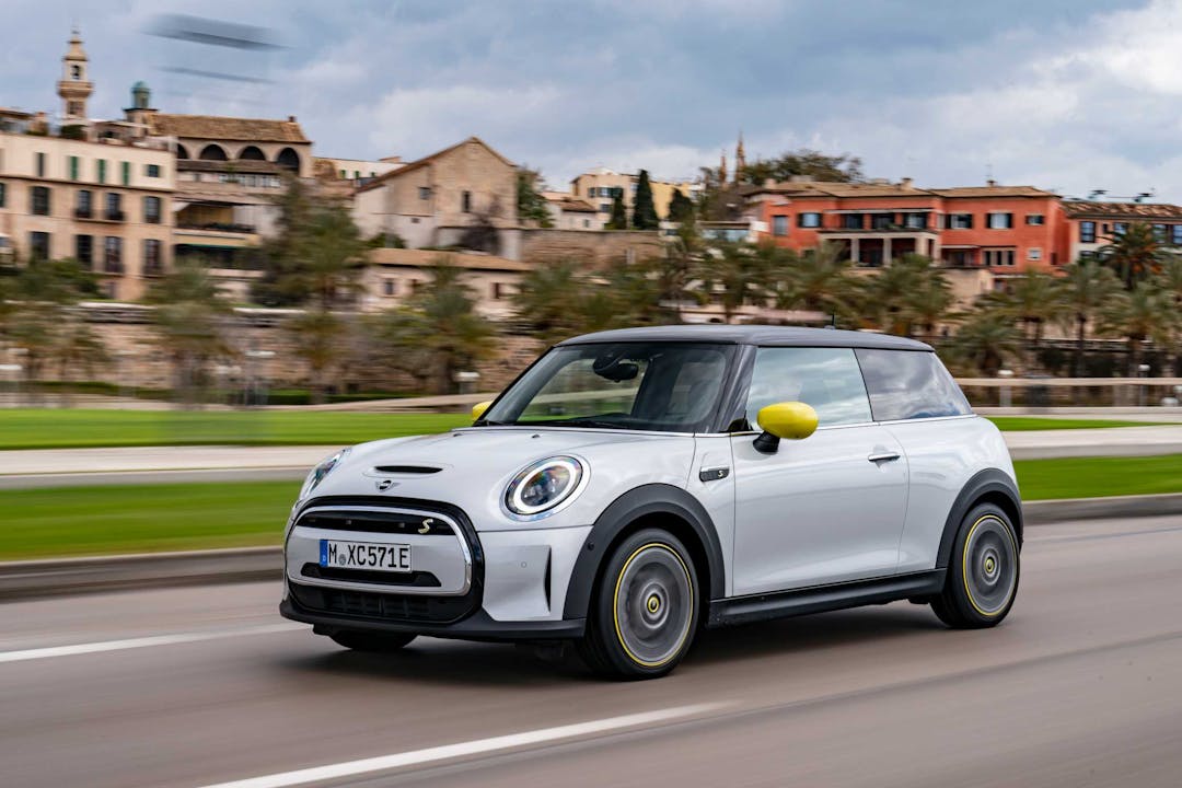 Rechemarea la scară largă a automobilelor electrice Mini Cooper SE de către BMW