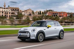 Rechemarea la scară largă a automobilelor electrice Mini Cooper SE de către BMW