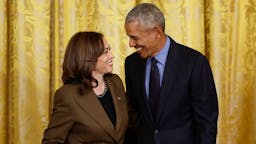 Când Obama îi zâmbește lui Harris: Fostul președinte și soția sa Michelle o susțin pe actuala vicepreședintă în cursa pentru Casa Albă
