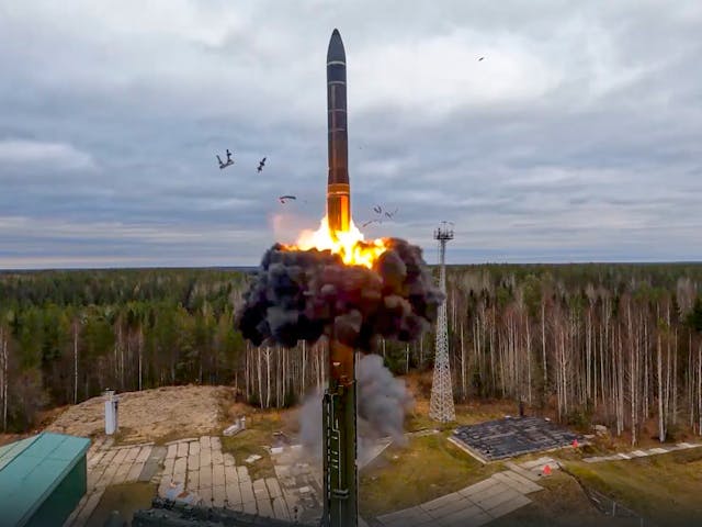 Rusia amenință cu utilizarea armelor nucleare într-un nou context de escaladare a conflictului