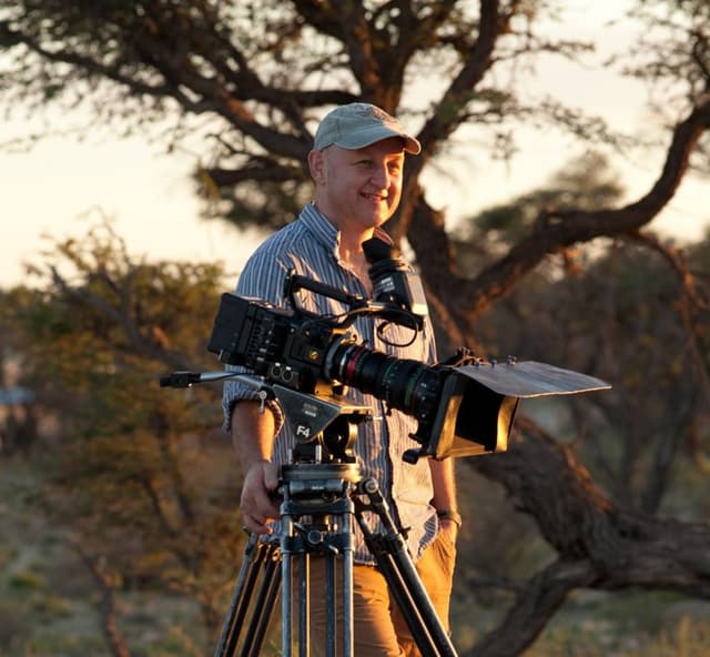  Emmy și BAFTA pentru cinematograful Gavin Thurston, invitat special la Festivalul Lynx din Brașov  
Nou titlu: Gavin Thurston, laureat Emmy și BAFTA, la Festivalul Lynx din Brașov cu povești captivante despre documentare de natură și aventuri memorabile