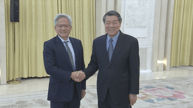 Nvidia se refugiază în China după blocajele chipurilor din SUA – Analiza vizitei CEO-ului la Beijing și impactul său asupra gigantului tech american, furnizor de top al sectorului AI. Descoperă detalii în ediția săptămânală Tech 24!