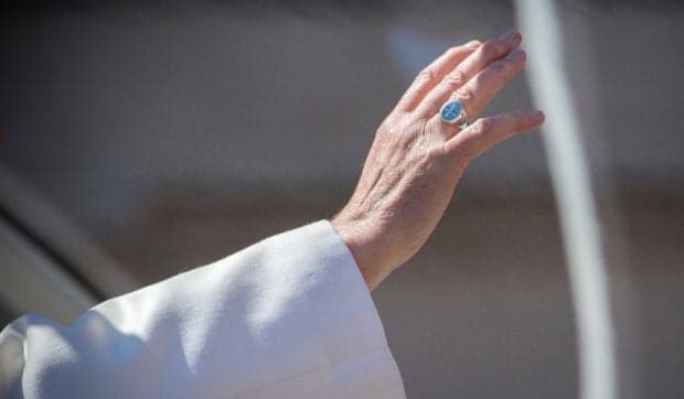  Vaticanul în criză, un nou Papă enigmatic și dezastre globale iminente