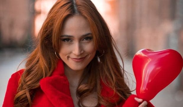 Descoperă cine este românca cu peste 10 milioane de urmăritori pe TikTok și povestea ei incredibilă de succes și sacrificiu.