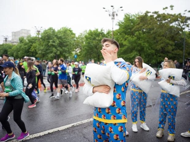 Somnul - Puterea Ta Ascunsă! IKEA aduce o pernă gigantică la OMV Petrom Bucharest Half Marathon pentru relaxare și premii speciale.