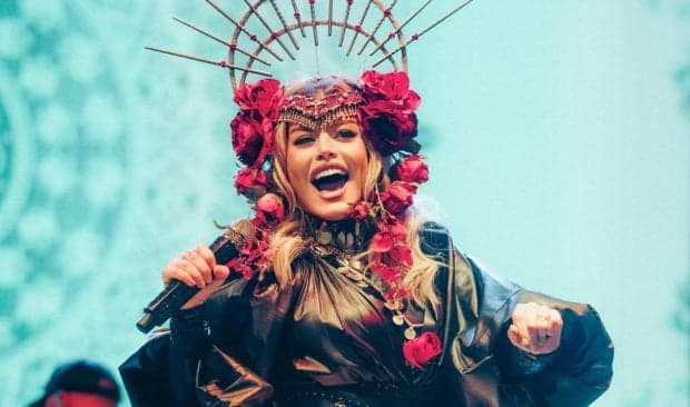  O Fashion Icon în Stil Avangardist și Exclusivitatea Onorariilor Vedetelor din România 2025