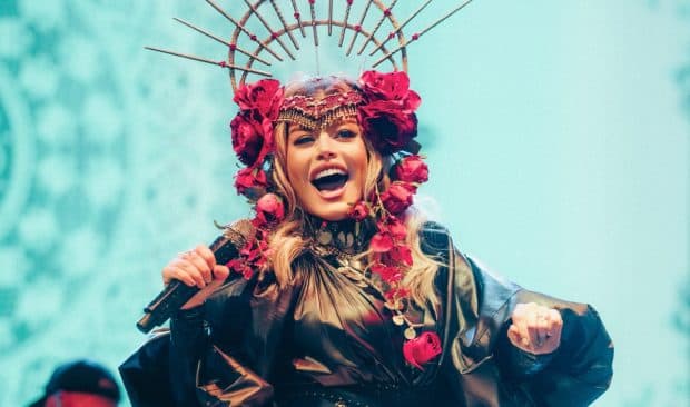  O Fashion Icon în Stil Avangardist și Exclusivitatea Onorariilor Vedetelor din România 2025
