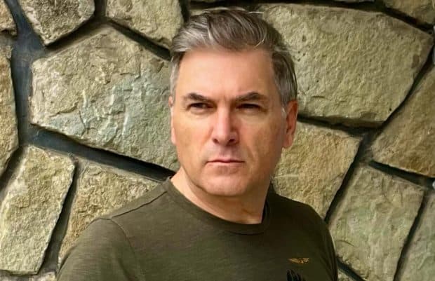  Povestea Hanoracului Cu Mistere De La Circ și Impactul Ei Asupra Prezentului - Descoperă Emoțiile Surprinse Într-o Fotografie Rară!
