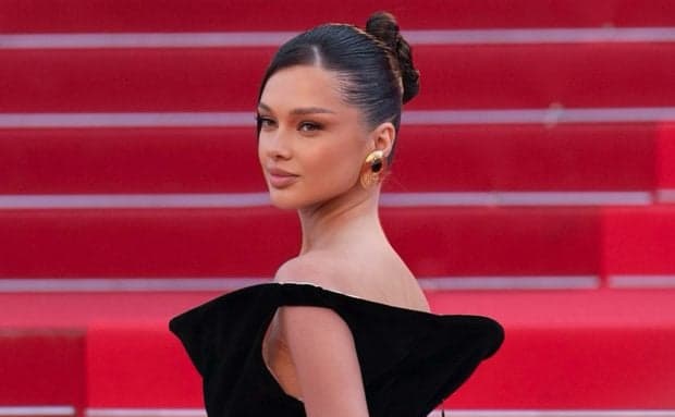  Influencer influențial și vedetă pe covorul roșu, recunoscută cu premiul Singer of the Year la WIBA Awards.