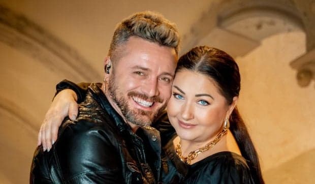  păpușile și medalionul care-i poartă familia aproape de inimă
