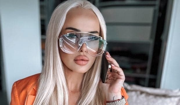 spune adio blondului și îmbrățișează rozul vibrant!