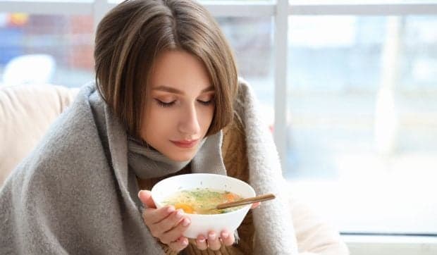 Supa de pui iubită de români, din remediu tradițional la risc alimentar din cauza antibioticelor și hormonilor industriali