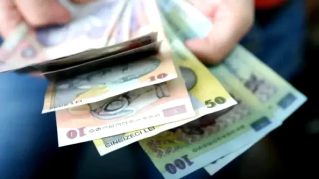 Elevii din mediile defavorizate pot primi ajutor financiar de 300 lei lunar și beneficii pentru masă, cazare și transport. Află cum te poți califica pentru sprijinul statului prin proiectul european dedicat învățământului profesional și tehnic!