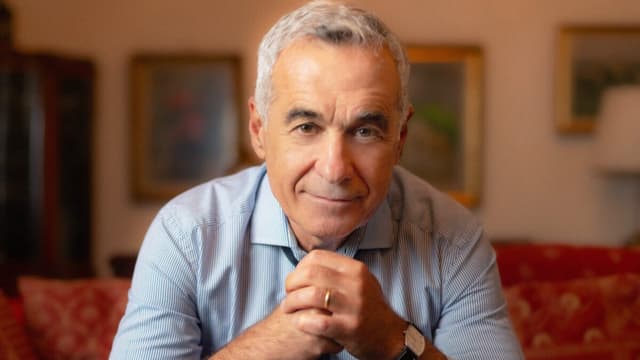  Liderul Perfect este O Poezie a Vorbelor Frumoase către Popor, Nu Un Matematician. Descoperă Opinia Sa!