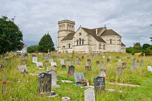  Vizita la cimitir te poate costa 4.000 de lei dacă ignori această lege importantă pentru toți românii
