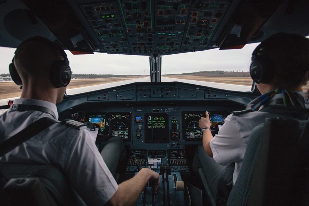  Experiența și Prestigiul Le Asigură Venituri Generoase în Industria Aviatică Internațională