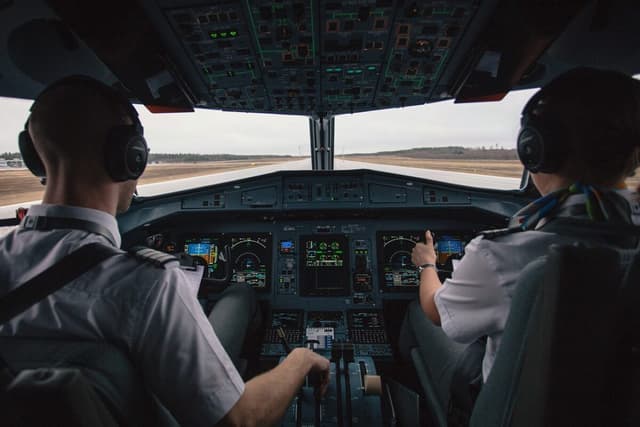  Experiența și Prestigiul Le Asigură Venituri Generoase în Industria Aviatică Internațională