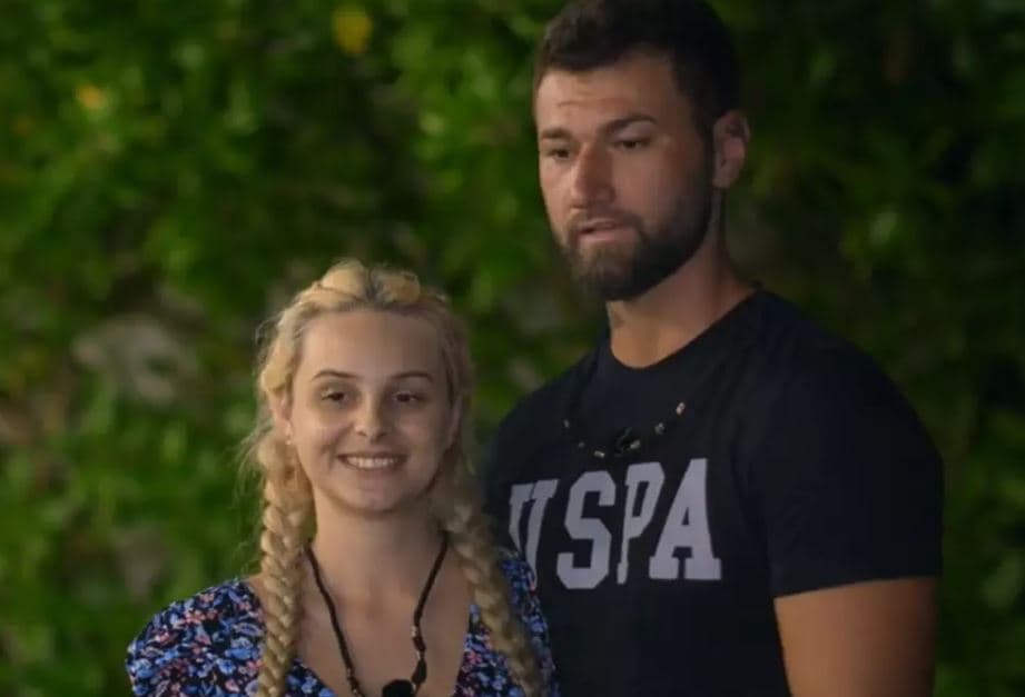  Fosta vedetă de la Insula iubirii surprinde cu noul look, dar fanii sunt nemulțumiți. Ce schimbări a făcut tânăra în urma vizitelor la estetician și cum reacționează publicul la noua ei înfățișare?