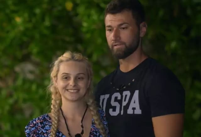  Fosta vedetă de la Insula iubirii surprinde cu noul look, dar fanii sunt nemulțumiți. Ce schimbări a făcut tânăra în urma vizitelor la estetician și cum reacționează publicul la noua ei înfățișare?