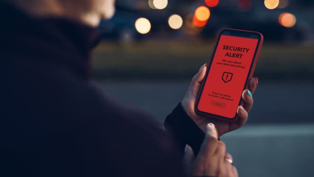 Nu Descărca Această Aplicație pe Telefon! Risc Să Pierzi Toți Banii din Contul Bancar! Află Cum o Femeie a Pierdut 57.000 lei!
