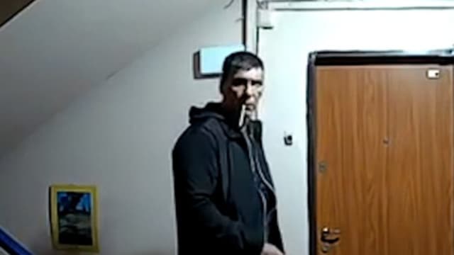  Un bărbat încearcă să forțeze accesul în blocuri și apartamente. Dacă îl întâlnești, sună urgent la 112!