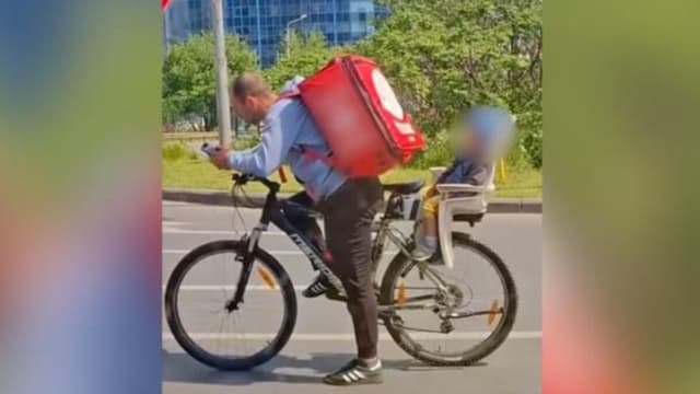  Aurel Simion, livratorul de la Tazz și tânărul tată ajutat de Pescobar, viral online datorită sacrificiilor sale impresionante.