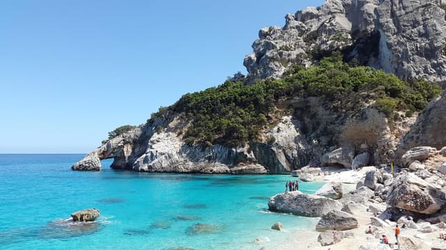  Paradis cu ape cristaline și stânci de calcar atrage turiști din întreaga lume