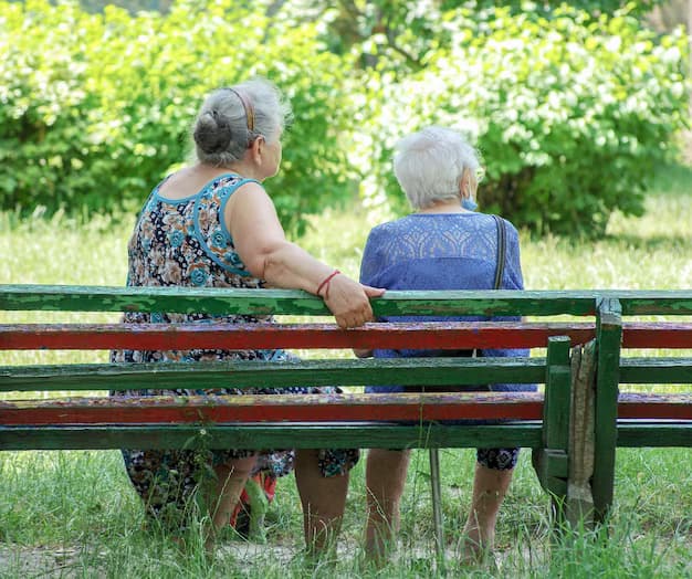 Scădere Ușoară a Numărului de Beneficiari ai Indemnizației Sociale pentru Pensionari în Martie 2023 – 819.985 din Sistemul Public și 87.627 din Agricultură; Media Indemnizațiilor și Topul Județelor cu Cele Mai Mari Valori în România