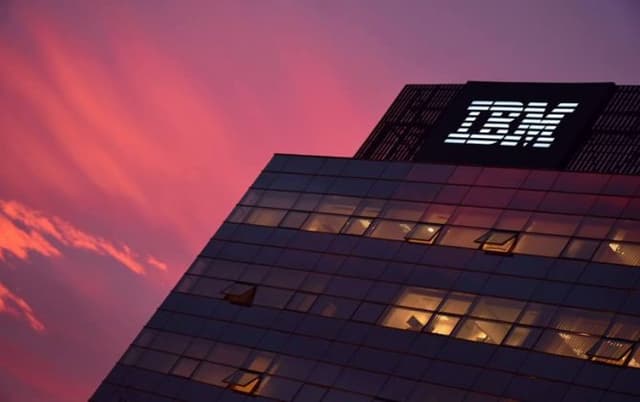 IBM Anunță Investiții Masive de 150 Miliarde de Dolari în SUA pentru Următorii Cinci Ani, Într-o Mișcare Strategică pentru Big Tech și Administrația Trump