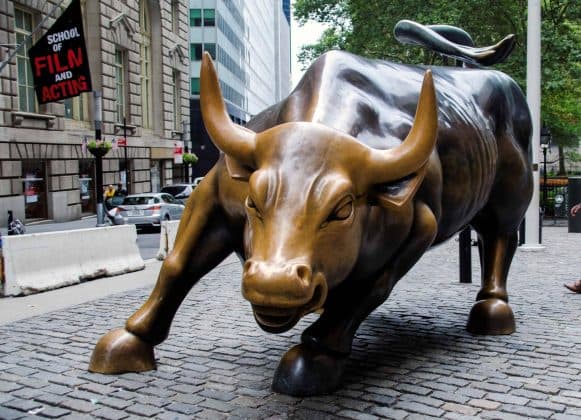  5.400 miliarde dolari evaporate din bursele americane în timp ce S&P 500 și Nasdaq 100 suferă scăderi istorice. Economia globală în prag de recesiune, avertizează experții. Versiunea completă aici!