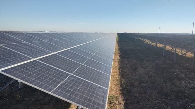  Record de Producție Fotovoltaică Istorică la Prețuri Negative - Impact și Perspective pentru 28 și 29 Aprilie 2023