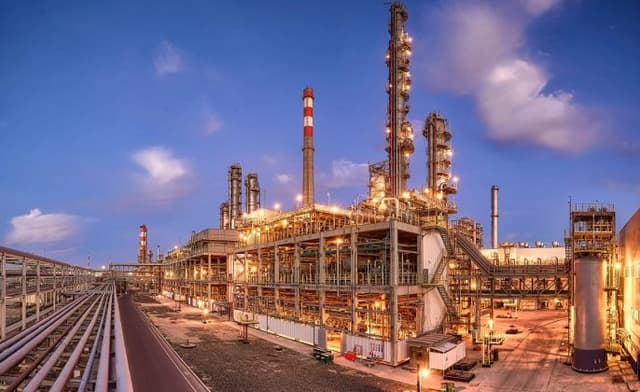  Strategie Ambițioasă pentru Dublarea Capacității de Rafinare a Petrolului până în 2040. Noua viziune pentru rafinării: rafinare la 94%, combustibili ecologici și produse petrochimice. Care sunt planurile pentru Shymkent, Atyrau și Pavlodar?