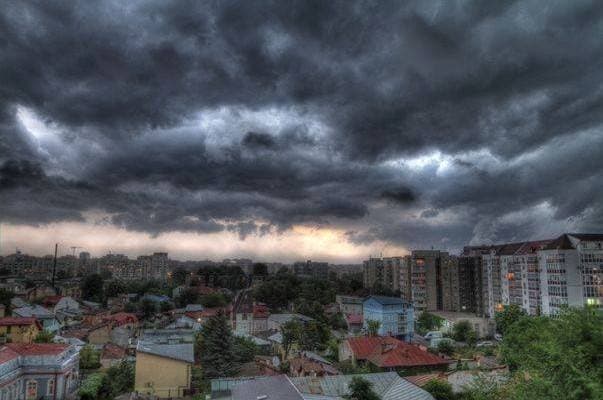  De la Căldură Sâmbătă la Frig Marcant până Luni Dimineață cu Averse și Precipitații Mixte
