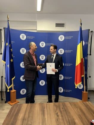 Ministrul Energiei semnează 60 de contracte pentru parcuri fotovoltaice, accelerând tranziția energetică sustenabilă în comunitățile românești prin investiții masive în energie curată și autonomie locală.