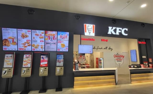 KFC își extinde rețeaua în Iași cu un restaurant ultramodern de 600.000 euro, generând locuri de muncă și impulsionând economia locală