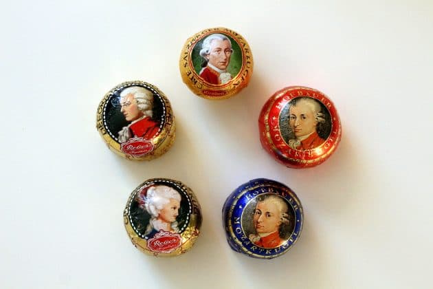  Producția tradiționalelor Mozartkugel mutate de Mondelez în Europa de Est, stârnind dezbateri aprinse despre autenticitatea deliciului.
