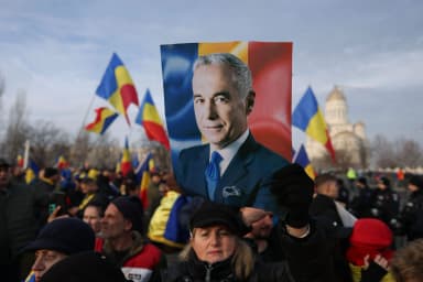 Violențele de la BEC. Susținătorii lui Călin Georgescu au lovit jandarmii și au dat foc în fța instituției. Update