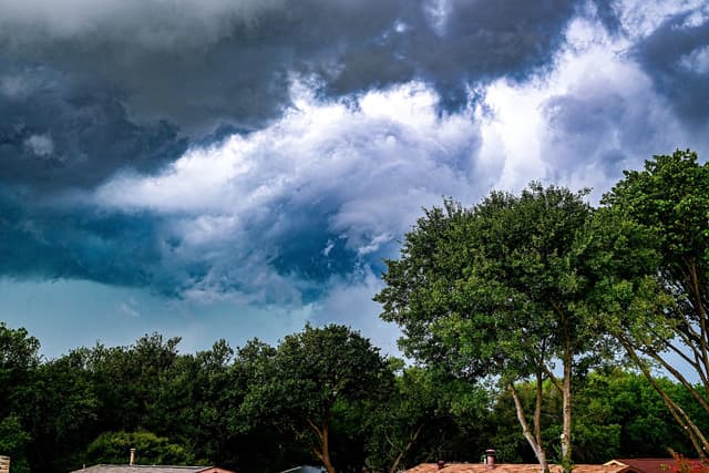  Prognoza Meteo, 30 Aprilie: Vreme Caldă și Nesemnificative Ploi în România – Descoperă Zonele și Intervalele Orare Vizate!