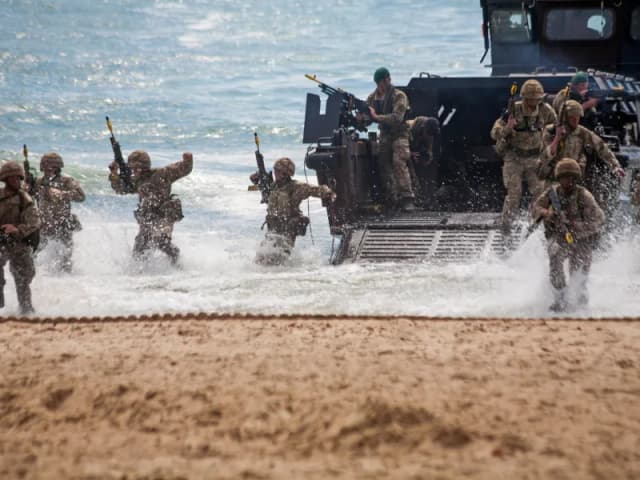 Trump susține forțele de menținere a păcii în Ucraina, în timp ce Marea Britanie apără Marea Neagră și Putin pregătește o contraofensivă. Ce rol joacă SUA?