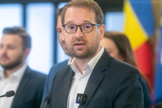  Elena Lasconi, Idiotul Util al Sistemului, Ocolită de Sprijinul USR în Cursa Prezidențială 2024