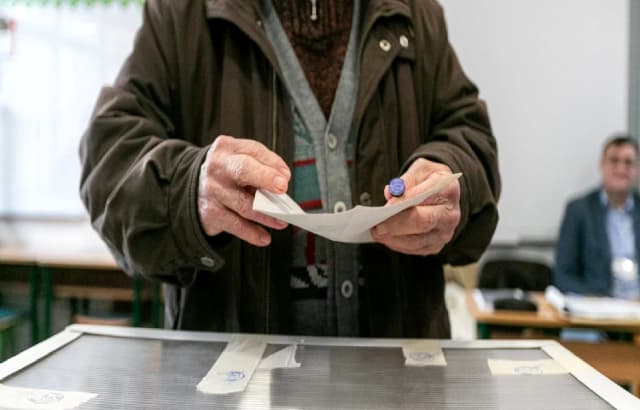  Povestea unui Român la Secția de Votare din UK - Animație și Provocări Electorale