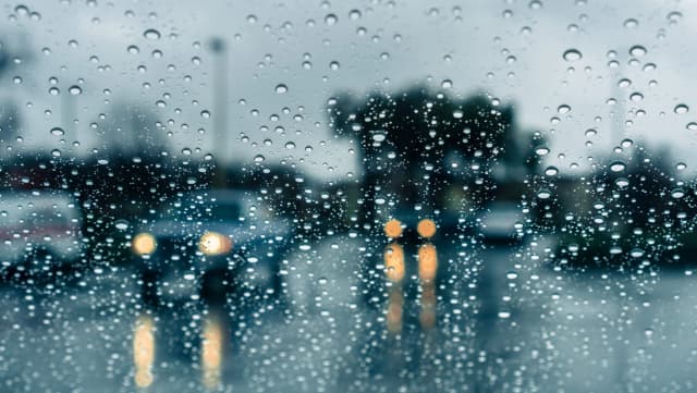  Răcire Semnificativă și Furtuni Torențiale pe 7 Mai - Zone Vizate și Prognoza pentru București și Restul Ţării