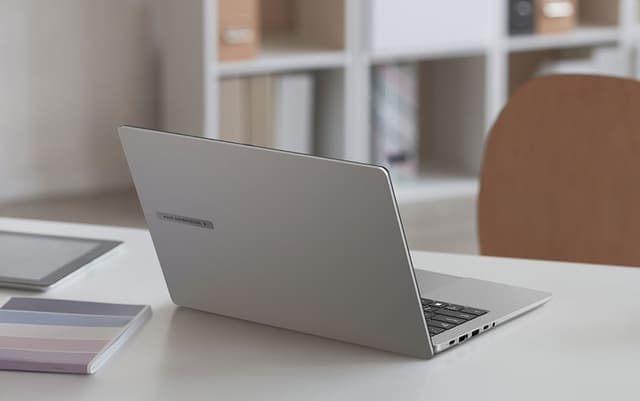  performanță AMD Ryzen 7, design ușor și elegant, cu funcții avansate de securitate și productivitate îmbunătățită prin Copilot Windows. Disponibile în România din iunie 2025.