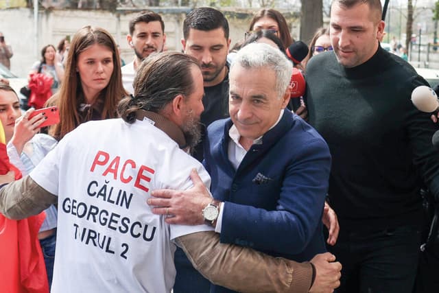  Sprijinitorii săi se adună în Piața Constituției pe fondul acuzațiilor de extremism și propagandă antisemită.