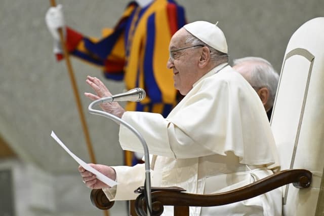  Vaticanul anunță decesul Papei care a făcut istorie ca primul pontif neeuropean și iezuit, și primul papa din America.