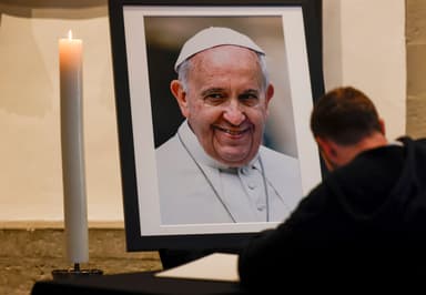  Zeci de Mii de Credincioși Așteptați la Vatican