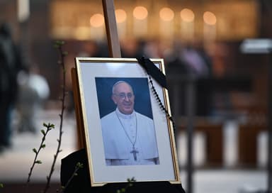 Guvernul israelian a retractat un mesaj de condoleanțe pentru Papa Francisc după o postare controversată pe rețelele sociale. Dispariția mesajului subliniază tensiuni diplomatice legate de declarații anterioare ale Papei despre conflictele din Gaza.
